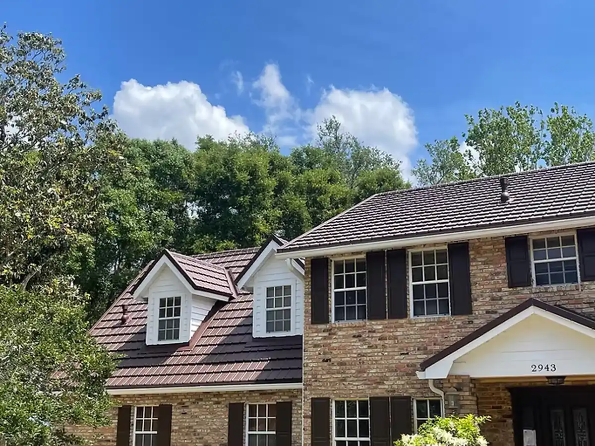 Full view of a stone-coated metal roof on an Orlando brick home